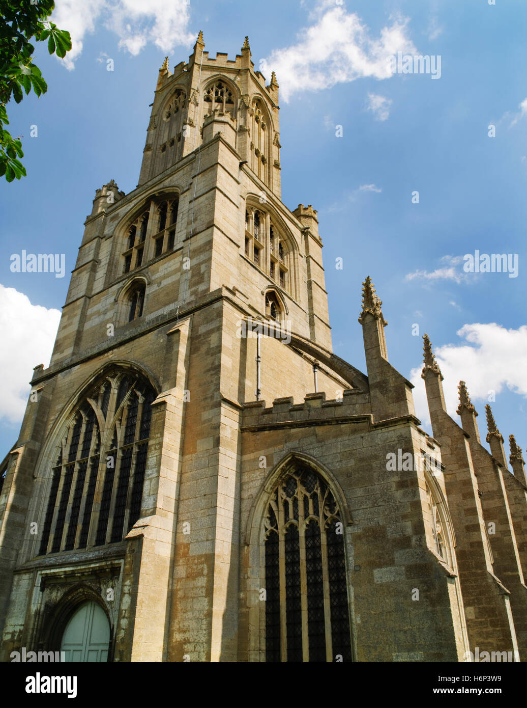Turm, achteckigen Laterne & S Gang Fotheringhay C15th Kirche, Northamptonshire, mit einem Schwibbogen & wichtigsten Strebepfeiler von Zinnen gekrönt. Stockfoto