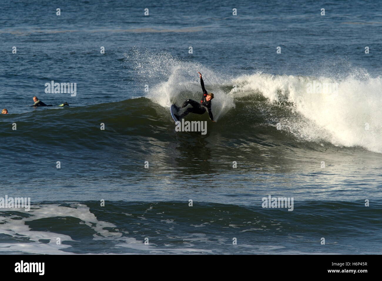 Surfen in der West-Küste von Wales dieser Strandurlaub genannt drei Zinnen ist schnell und hohl.  Teil des Bereichs der hervorragenden natürlichen Schönheit. Stockfoto