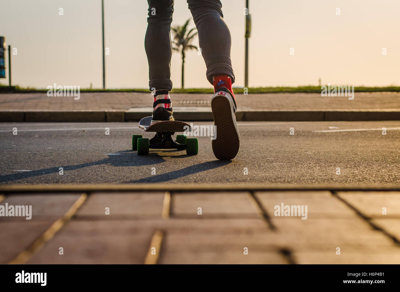 Ich weiß, wohin ich gehe, es ist, wie ich es erhalten, auf die es ankommt. Auf mein Board ist alles was ich brauche und der Strand, manchmal allein und nur reiten. Stockfoto