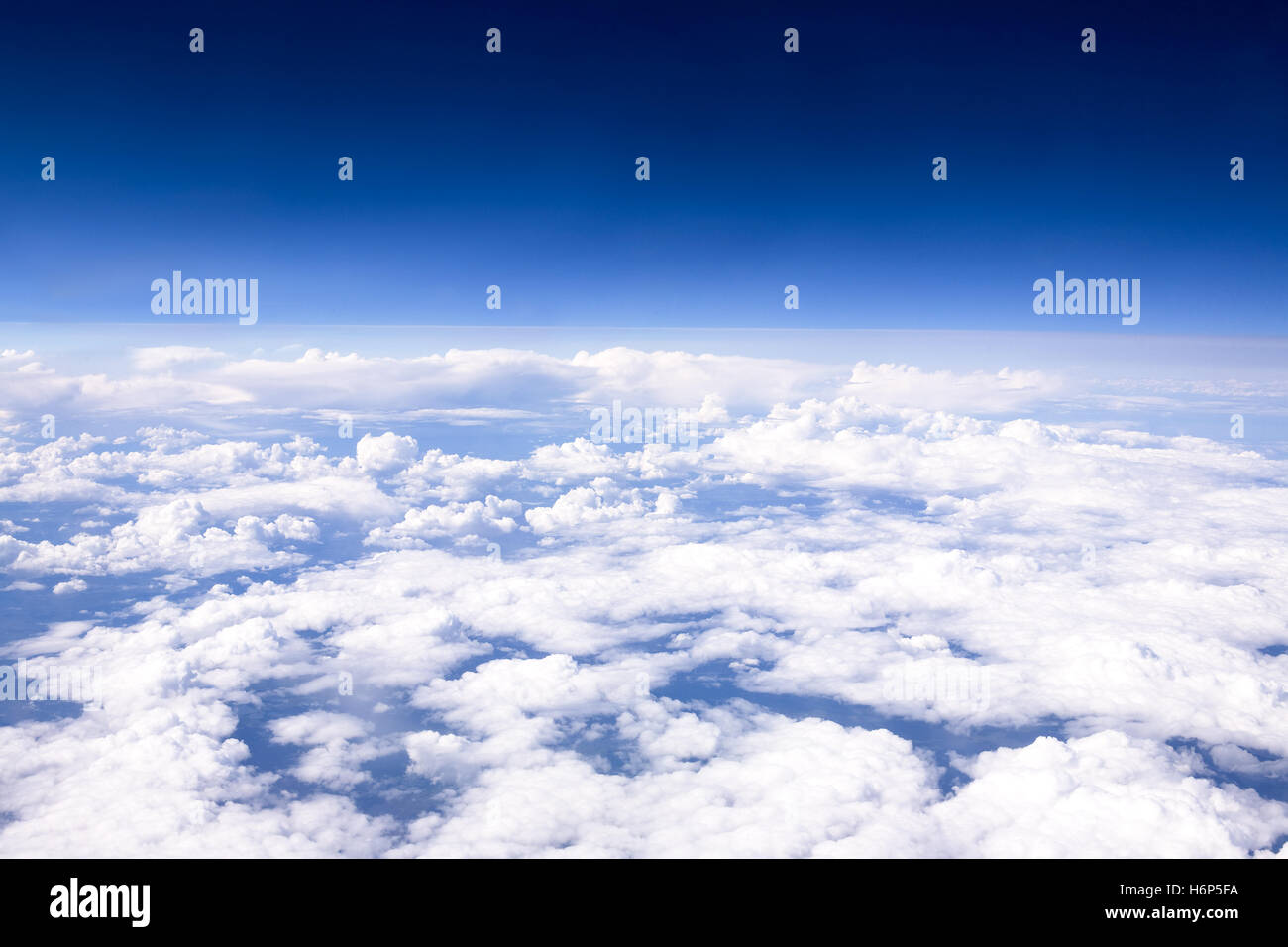 blauer Flug Wolke Atmosphäre Wetter Globus Planet Erde Welt Antenne Firmament Himmel Hintergrund Hintergrund weiss fliegen fliegt fliegen Stockfoto