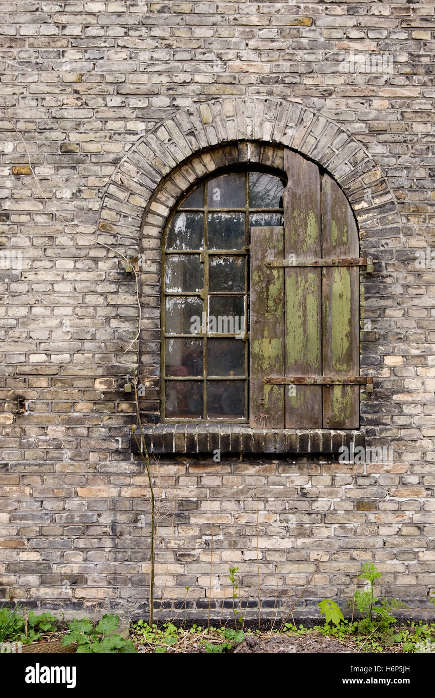 Detail-Fenster Bullauge Dachgaube Fensterbereich antike Holztür Vintage Dänemark Dichtung Verschluss Ziegel müde Baustil Stockfoto