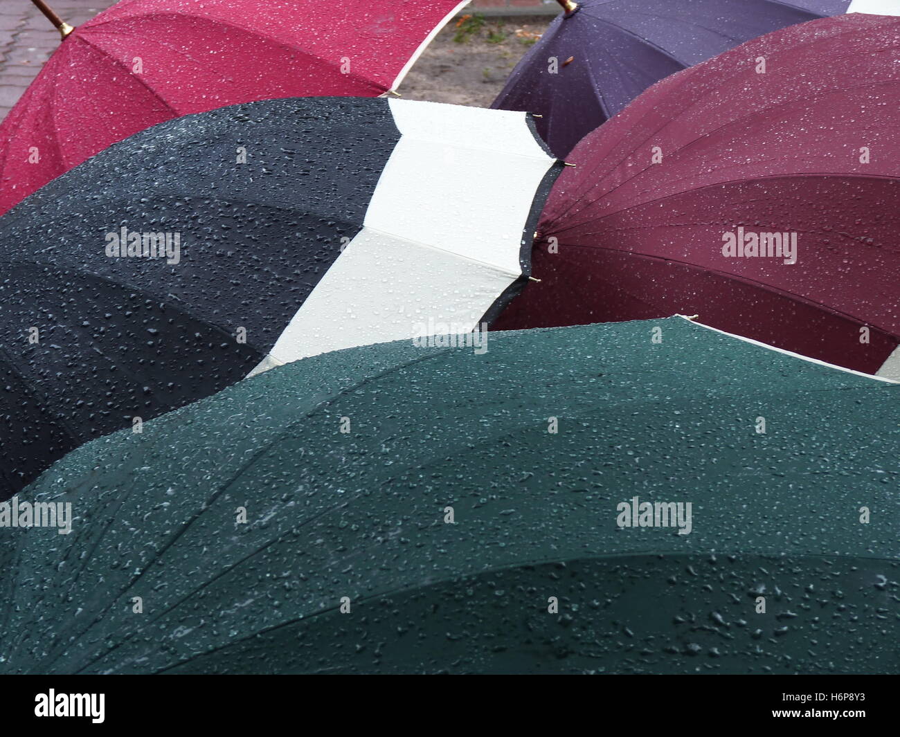 Sonnenschirme im Regen Stockfoto