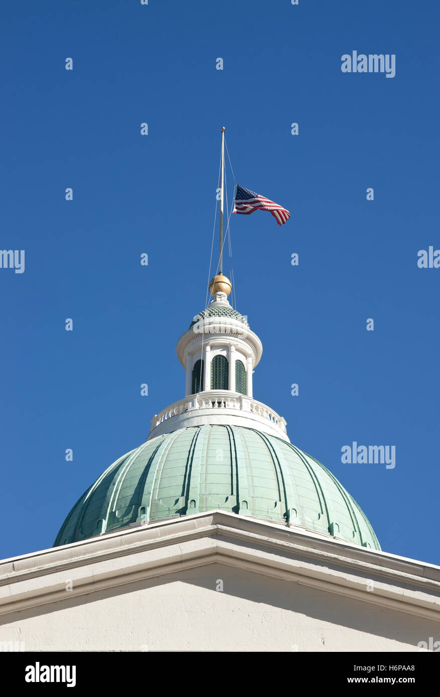 Monument Denkmal amerikanischen Usa Trauer Trauer Flagge Stil Bau Architektur Baustil Mast Heiligen halb Stockfoto