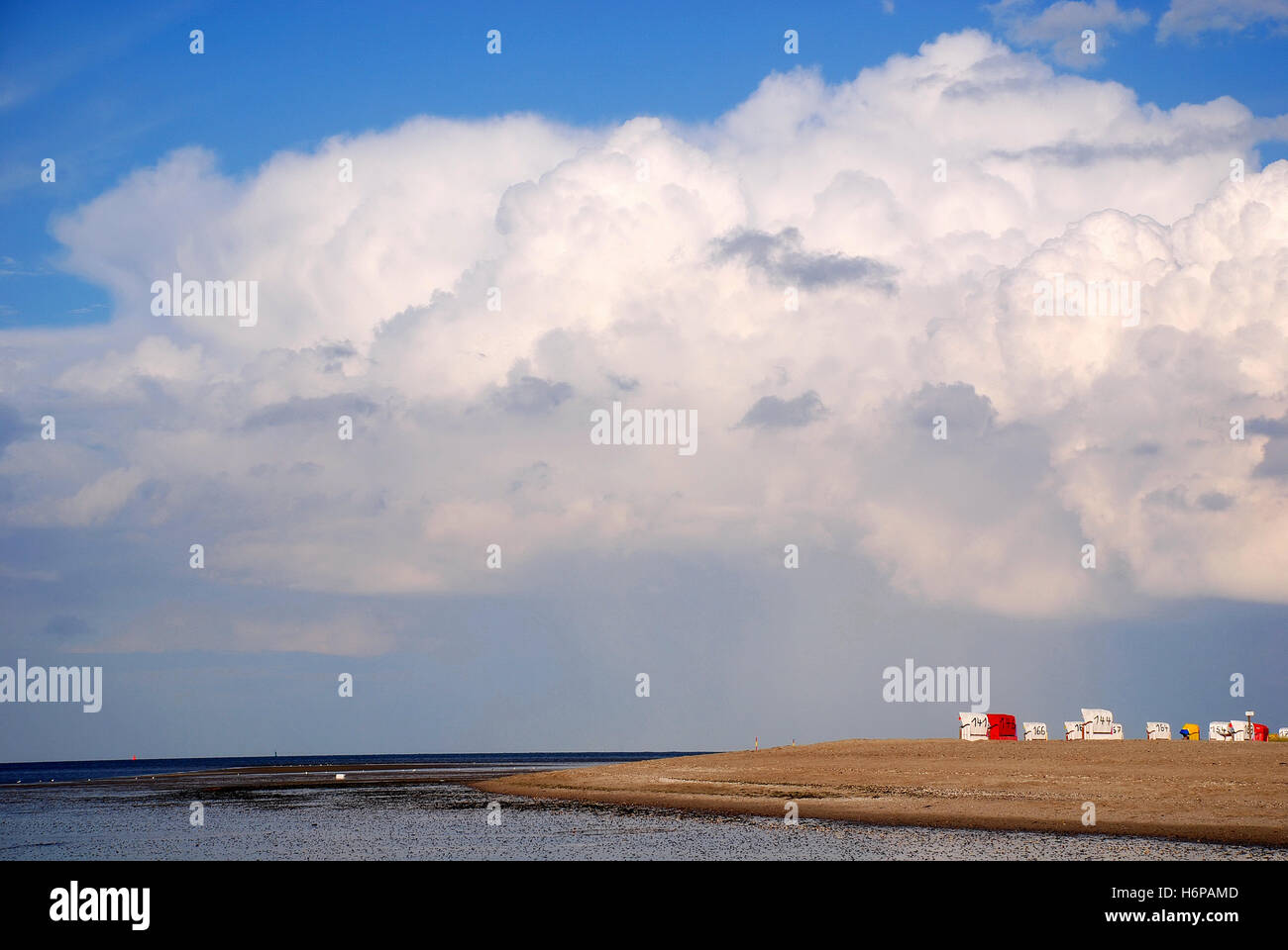 Nordseestrand und Regenbogen Stockfoto