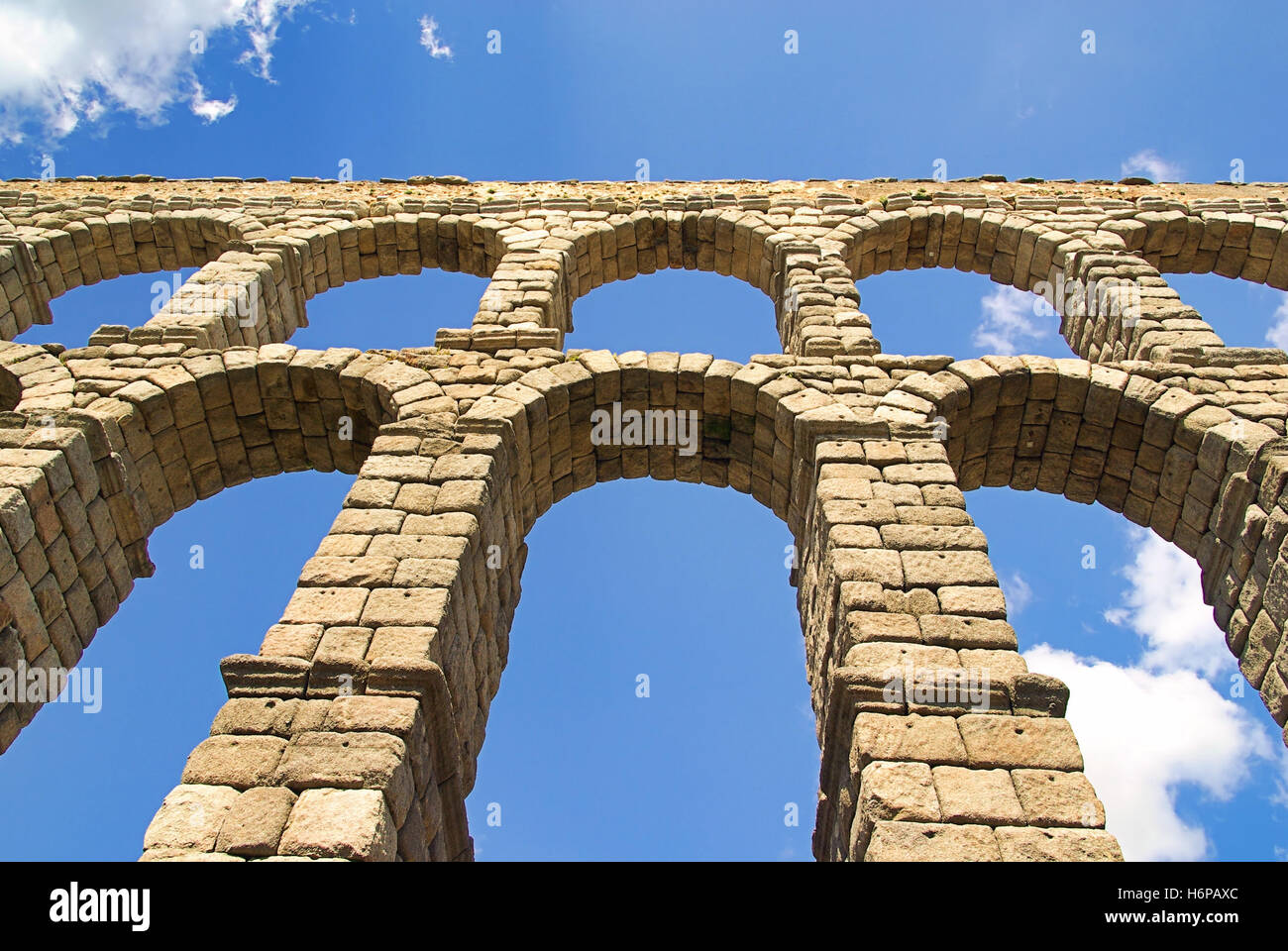 Spanien zu überbrücken Rom Roma römische Aquädukt Conduit blau historische Steinbrücke cloud Bogen Europa Spanien Rom Roma Wasserleitungen Roman Stockfoto