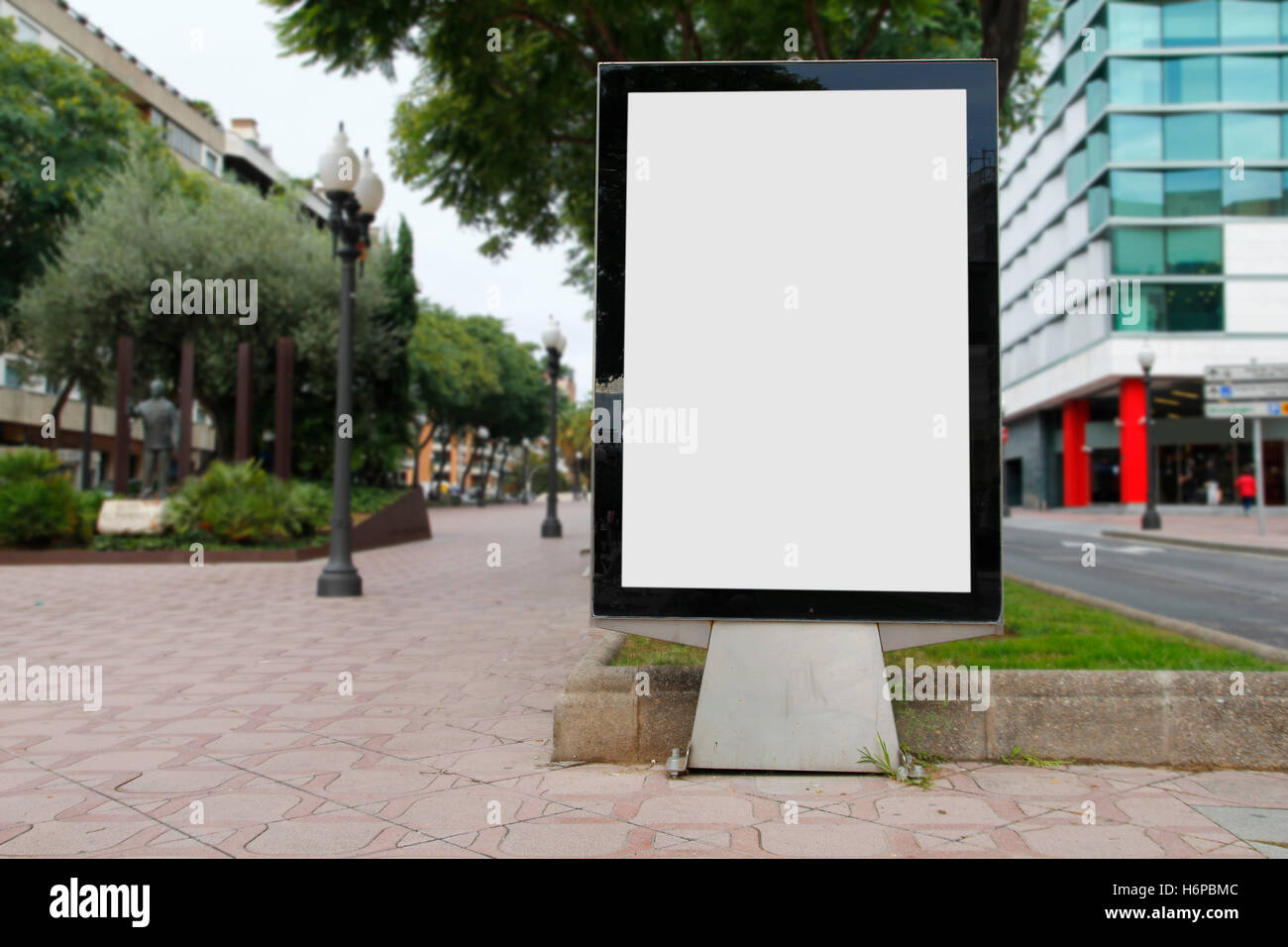 Leere Billboard-Mock-up in der Straße, mit unscharfen Hintergrund Stockfoto