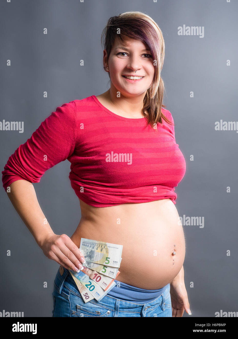 Schwangere Frau ist glücklich ohne Geldsorgen Stockfoto