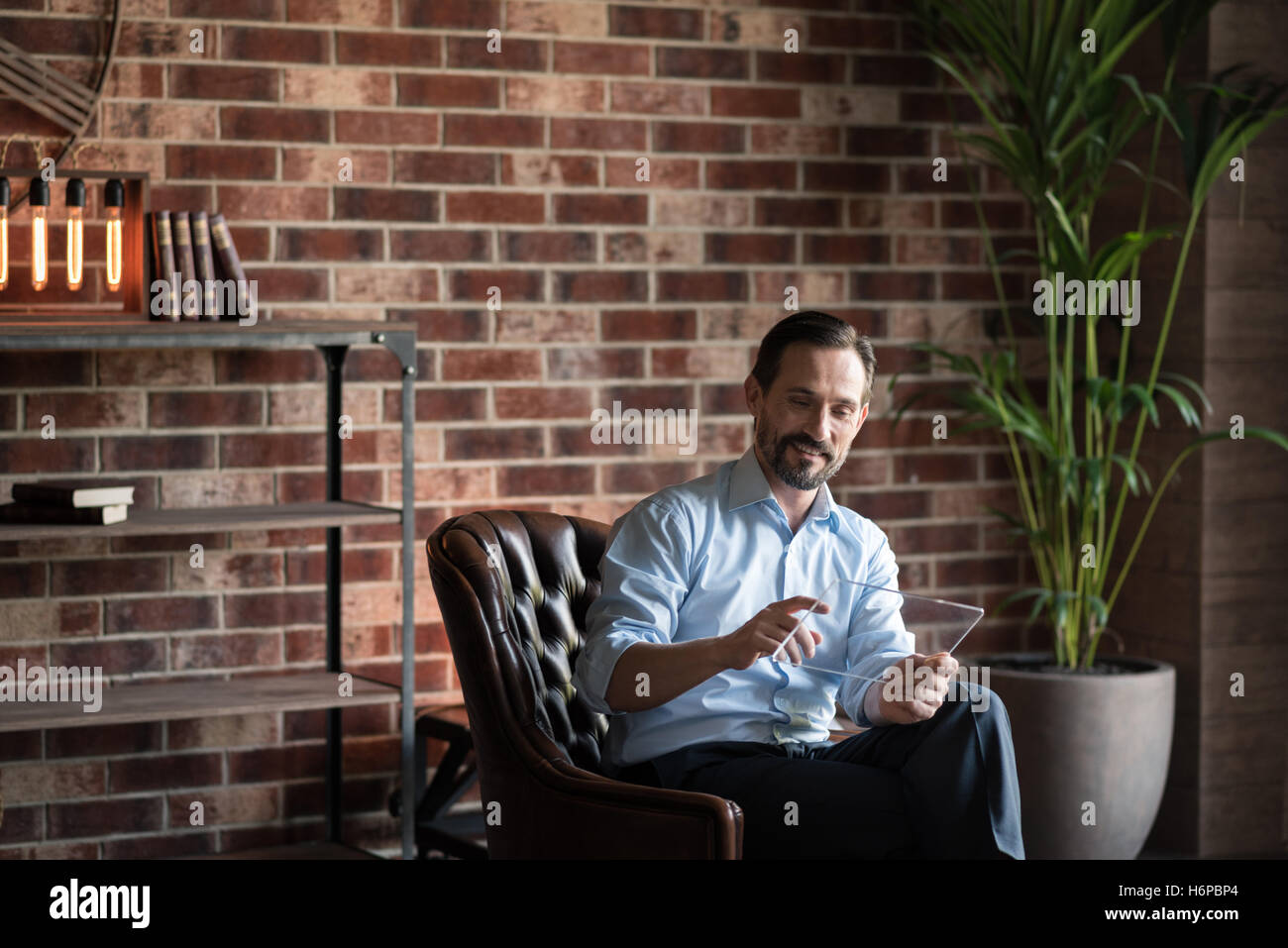 Fröhliche gut aussehend Geschäftsmann lächelnd Stockfoto