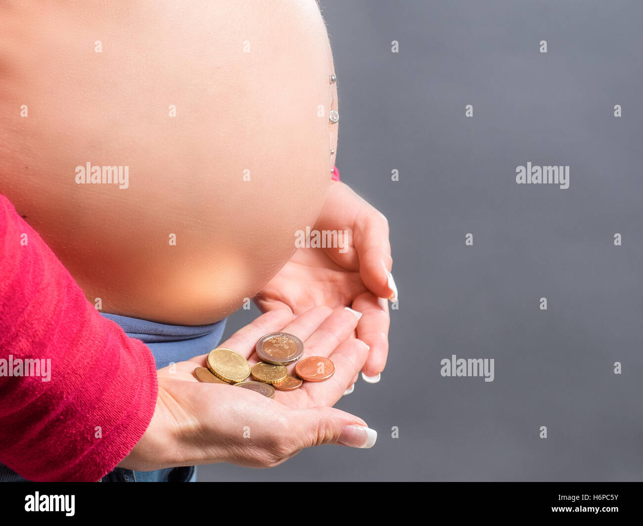 Traurig schwangere Frau mit Geldsorgen Stockfoto