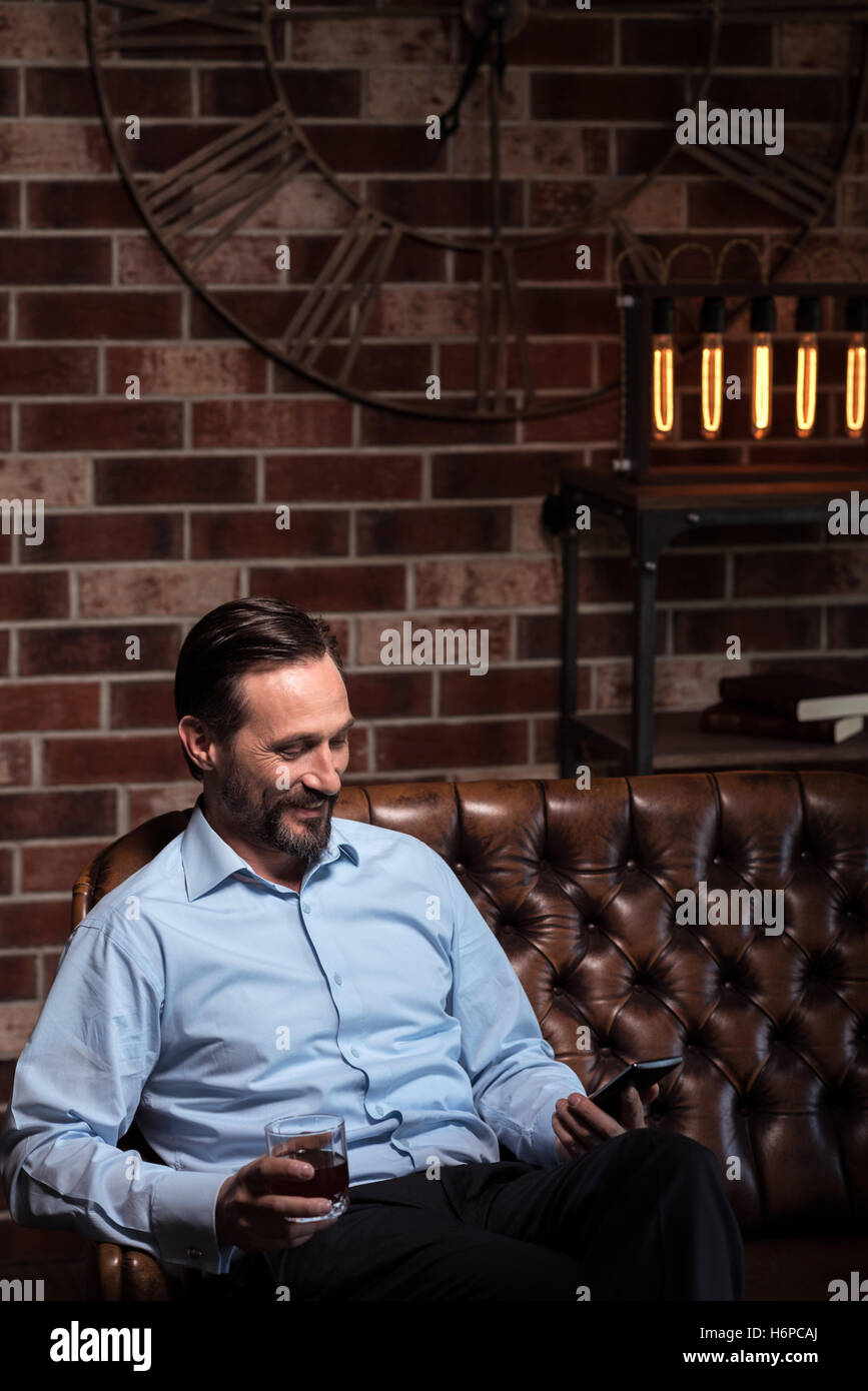 Fröhliche gut aussehend Geschäftsmann entspannend Stockfoto