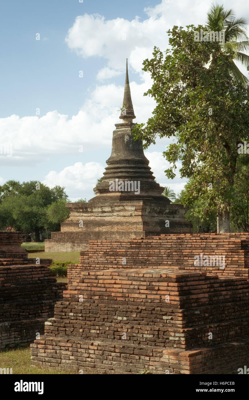 Panoramablick auf alte Pagode im Geschichtspark Ayutthaya, Thailand Stockfoto