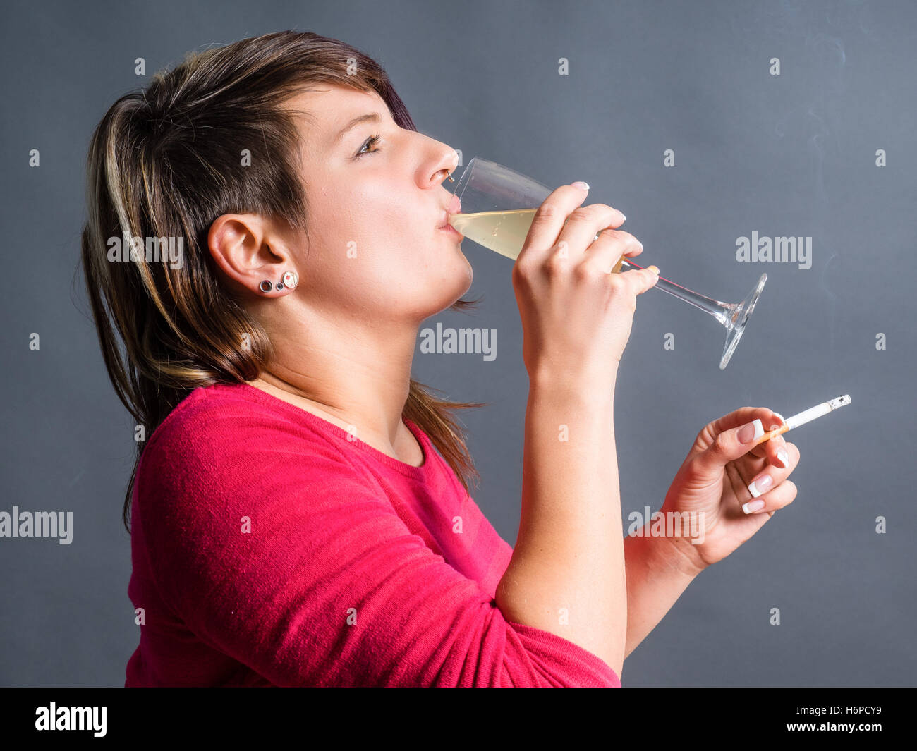 Schwangere Frau trinkt Alkohol. Stockfoto