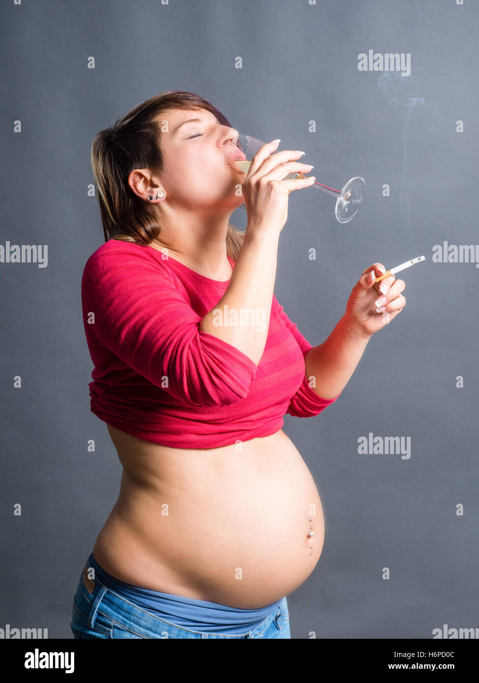 Schwangere Frau Rauchen und trinken. Stockfoto