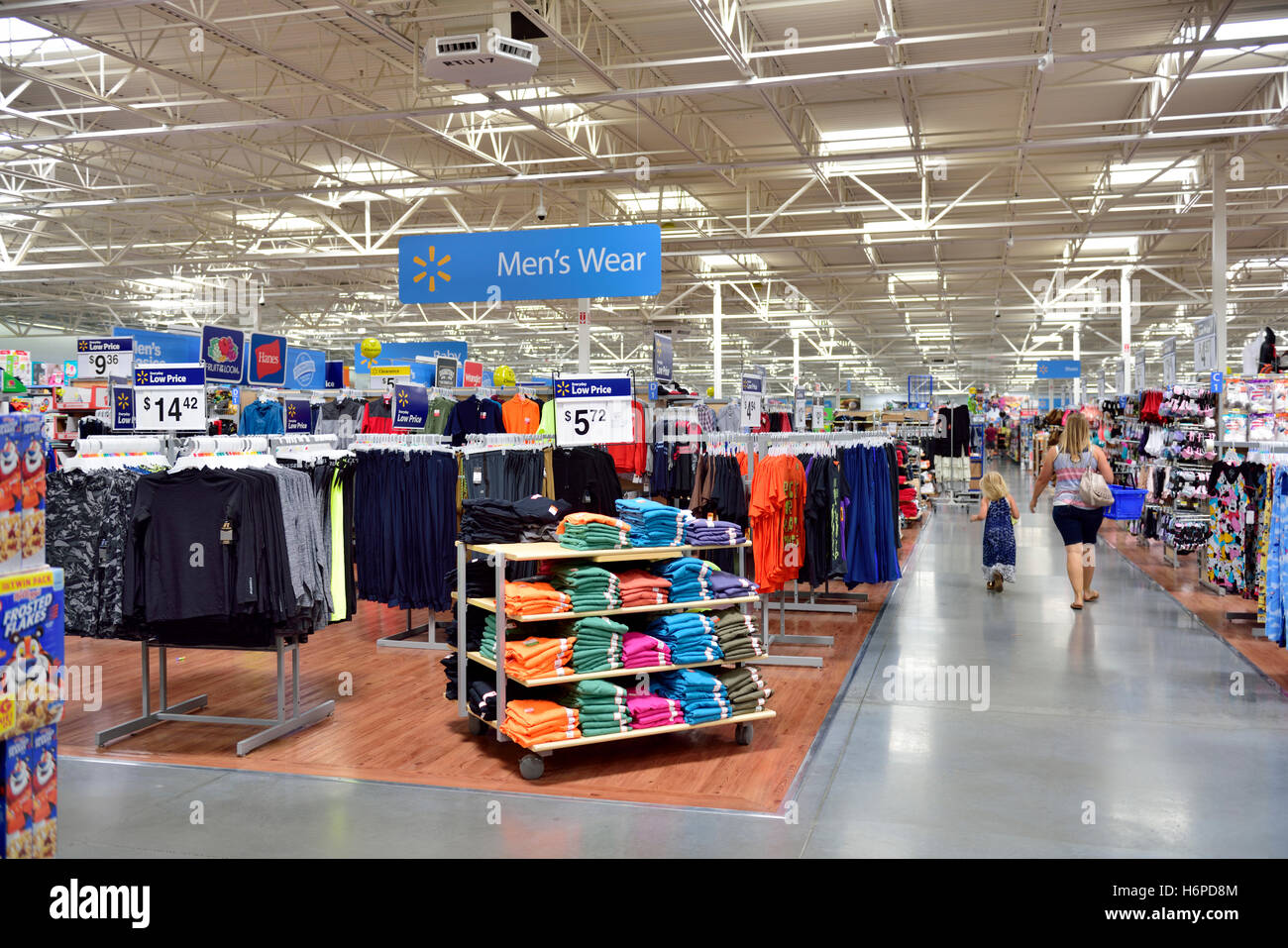 Im Walmart Superstore mit Herrenbekleidung Zeichen Stockfoto