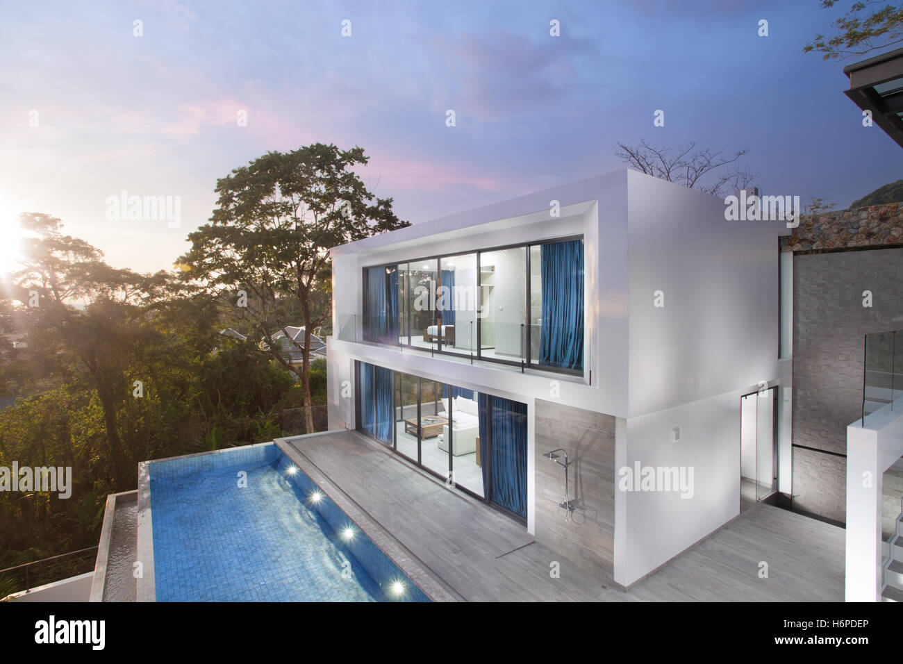 Blick auf schöne moderne Villa während der Dämmerung Stockfoto