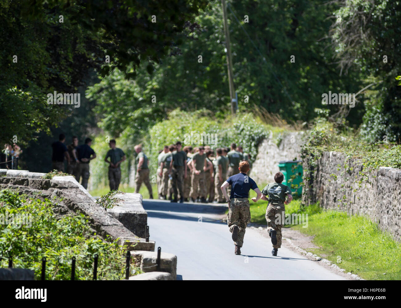 junge Menschen mit Teamwork und Unterstützung auf militärische körperliches Trainingsübung Stockfoto