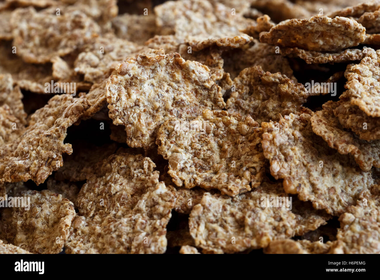 Nahaufnahme Detail Weizenkleie Frühstück Getreideflocken als Hintergrund in Pespective. Keine Milch. Stockfoto