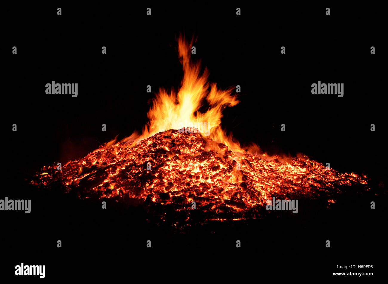 Blick auf Lagerfeuer brennen in Fireworks Display © Ben Rektor/Alamy Stockfoto