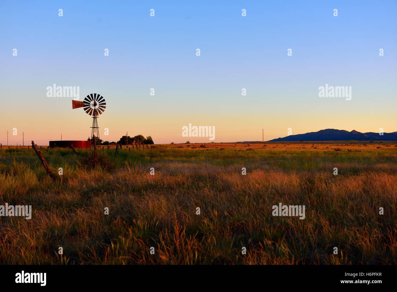 Arizona-Landschaft mit alten Windmühle am späten Nachmittag in Prescott Valley, USA Stockfoto