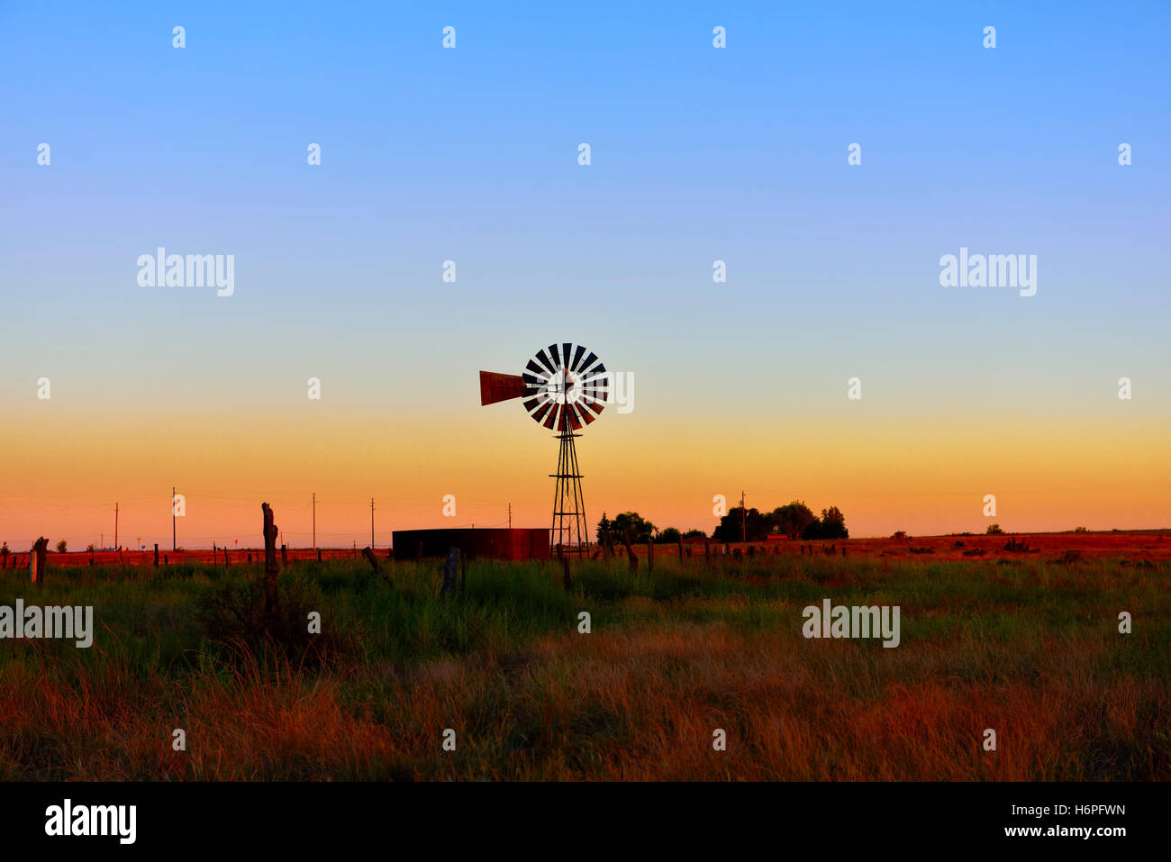 Arizona-Landschaft mit alten Windmühle am späten Nachmittag in Prescott Valley, USA Stockfoto