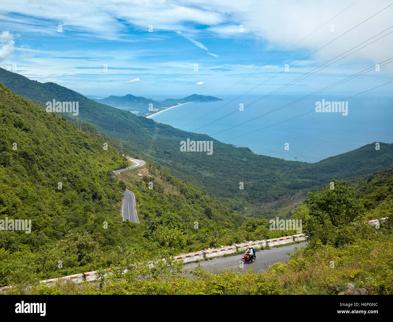 Szenische Ansicht vom Hai Van (Ocean Cloud) Pass in Richtung Lang Co Beach. Provinz Thua Thien Hue, Vietnam. Stockfoto