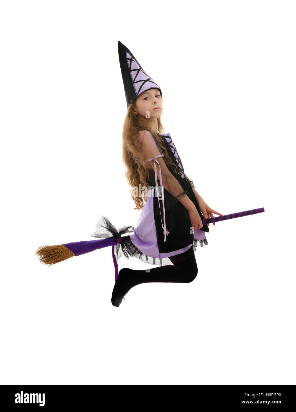 Schöne Hexe Mädchen fliegen mit Besen, Isolated on White Background  Stockfotografie - Alamy