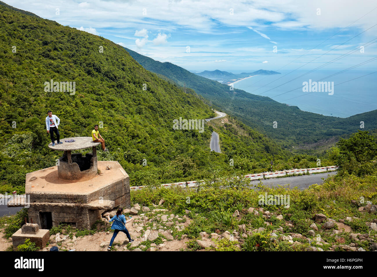 Blick vom Gipfel des Hai Van (Ozean Wolke) Pass in Richtung Lang Co Beach. Thua Thien Hue Provinz, Vietnam. Stockfoto