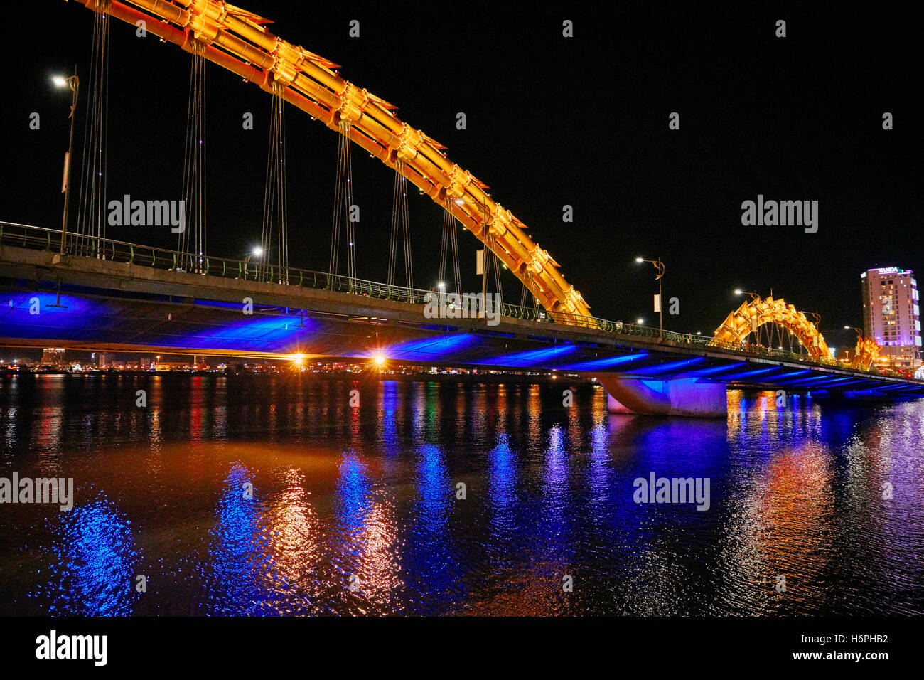 Drachenbrücke (Cau Rong) über den Fluss Han in der Abenddämmerung. Stadt Da Nang, Vietnam. Stockfoto