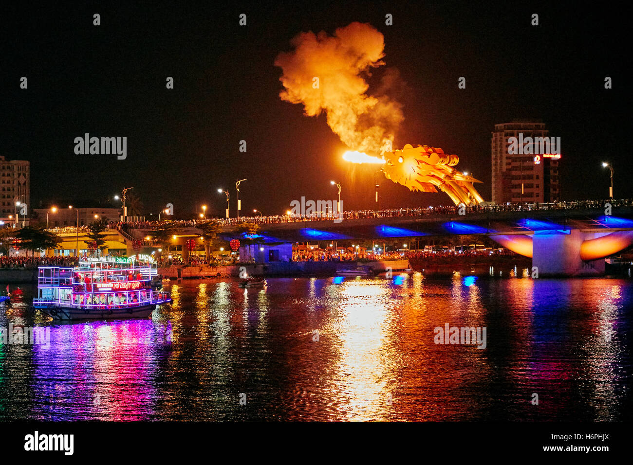 Dragon Bridge (Cau Rong) Atmung Feuer in der Nacht. Stadt Da Nang, Vietnam. Stockfoto