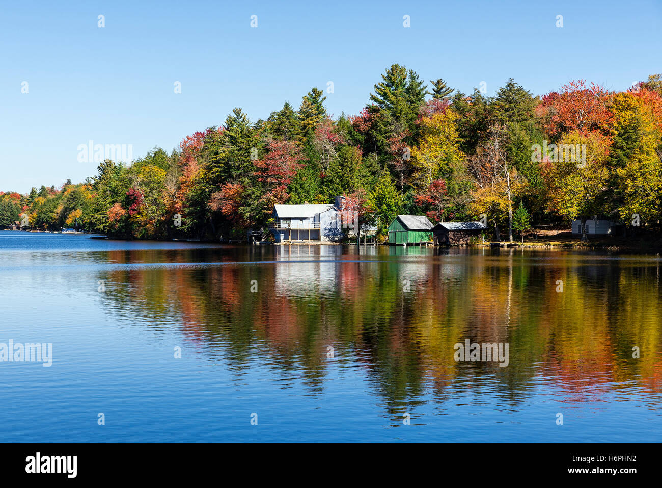 Herbst Seehaus am Long Lake, Woodgate, New York, USA. Stockfoto