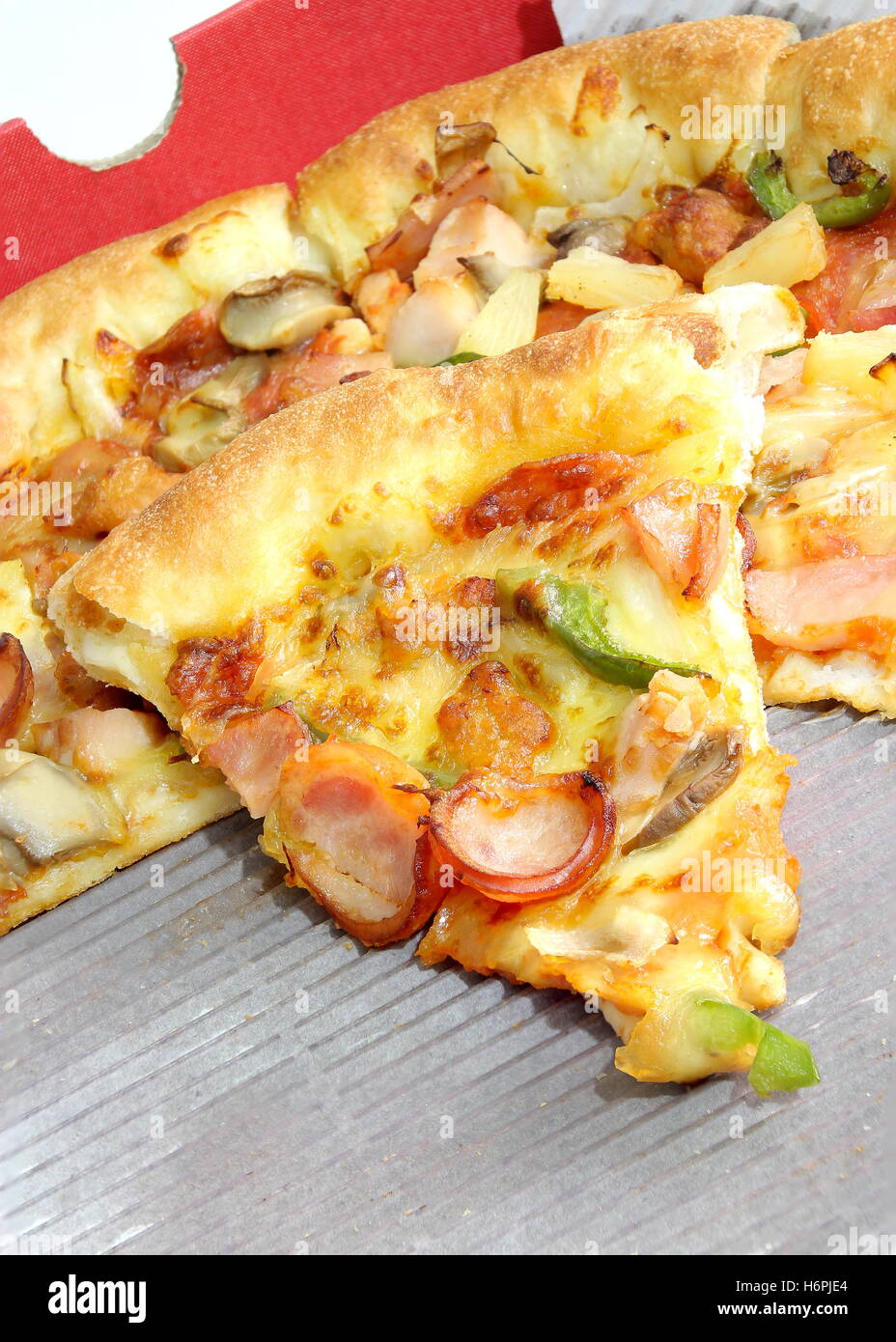 Geschlossen bis leckere oberste Pizza in einer box Stockfoto