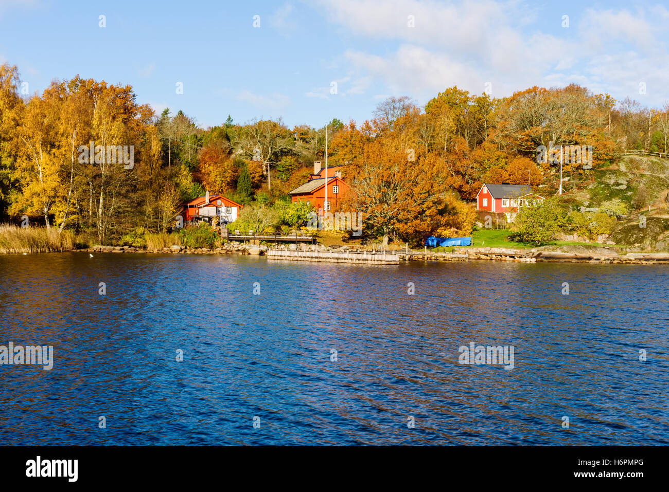 Jarnavik, Schweden - 25. Oktober 2016: Ökologische Dokumentation der küstennahen Lebensweise. Häuser am Meer mit privaten Stegen im Herbst. C Stockfoto