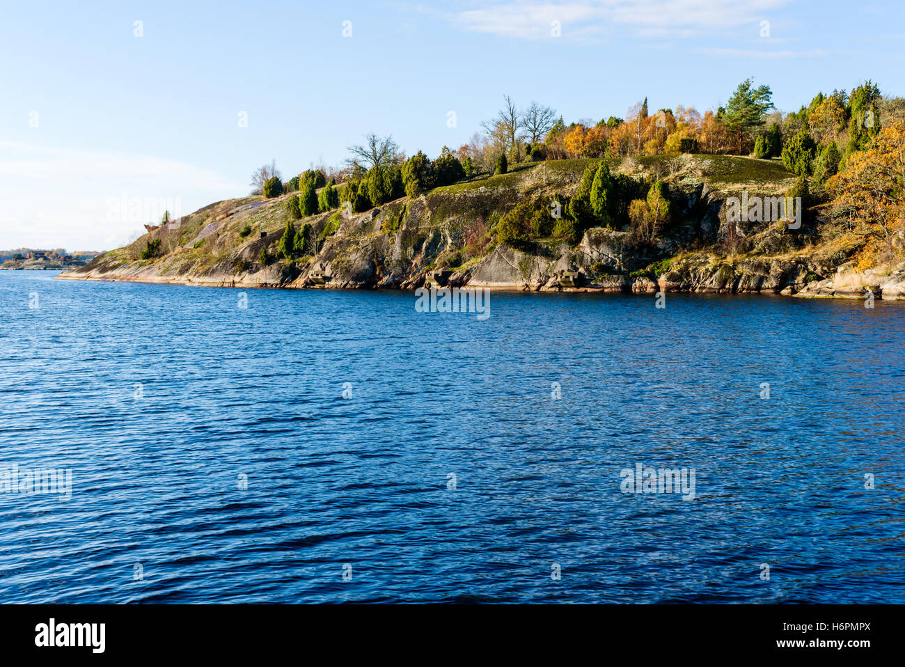 Granitklippe in Küstenlandschaft im Herbst. Jarnavik in Südschweden. Stockfoto