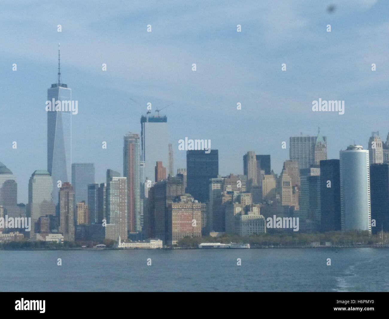 Welt Straße Bürotürme mit One World Trade Center betrachtet von Staten Island Ferry Stockfoto