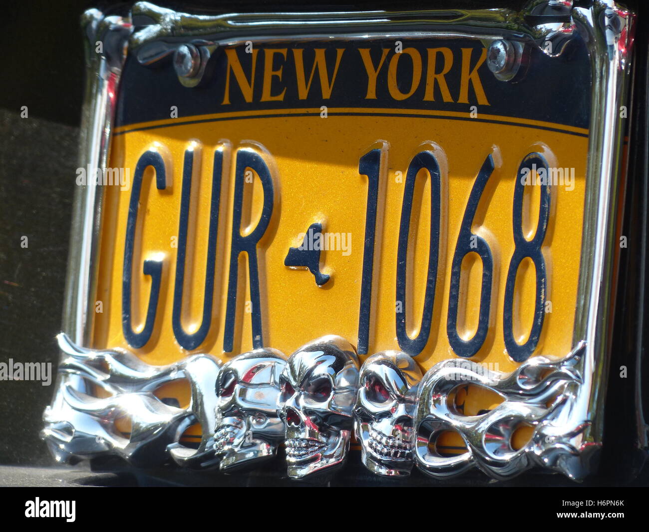 New York State Nummernschild mit Schädeln Dekoration Stockfoto