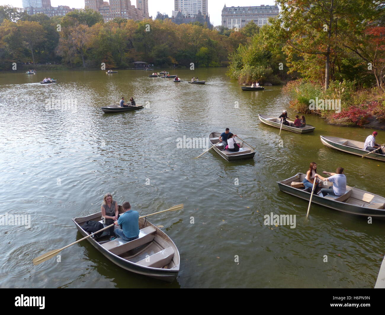 Ruderboote mit Paaren in Central Park, New York Stockfoto