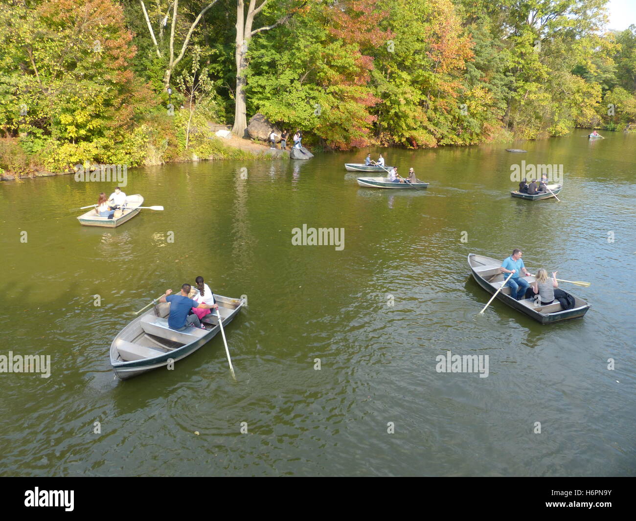 Ruderboote mit Paaren in Central Park, New York Stockfoto