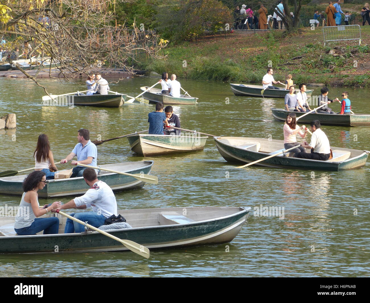 Ruderboote mit Paaren in Central Park, New York Stockfoto