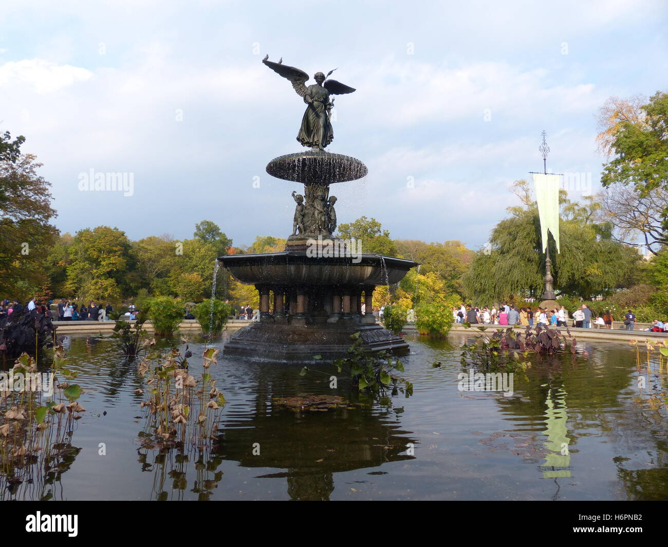 Bethesda-Brunnen in Central Park New York zeigt geflügelten weiblichen Engel mit 4 Putten, Mäßigkeit, Reinheit, Gesundheit & Frieden darstellt Stockfoto