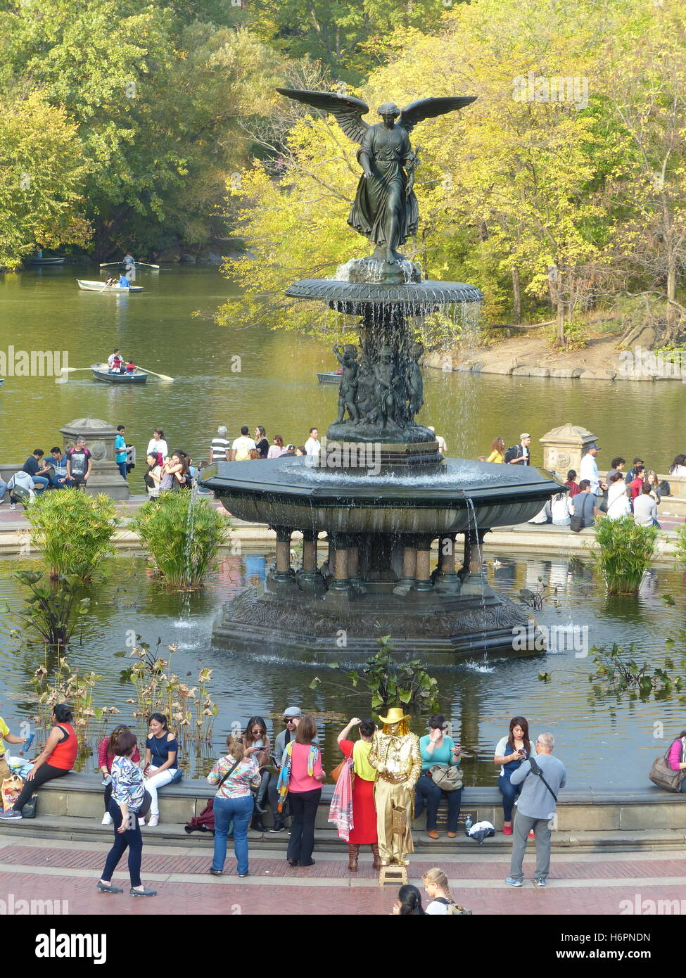Bethesda-Brunnen in Central Park New York zeigt geflügelten weiblichen Engel mit 4 Putten, Mäßigkeit, Reinheit, Gesundheit & Frieden darstellt Stockfoto