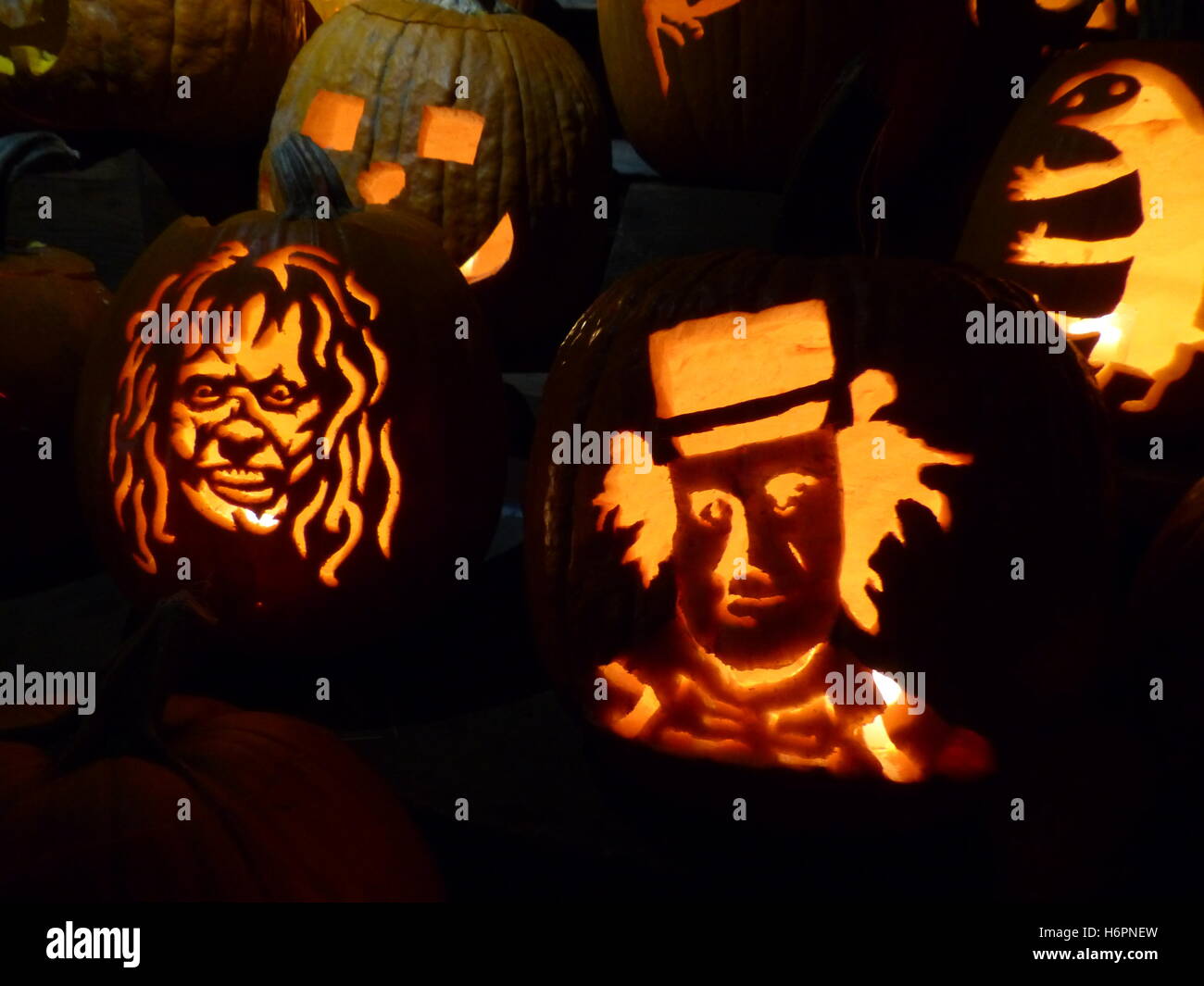 Geschnitzte Kürbisse als Halloween-Dekoration Stockfoto