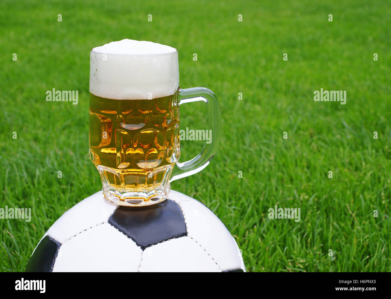 Bier & Fußball Bier & Fußball Stockfotografie Alamy