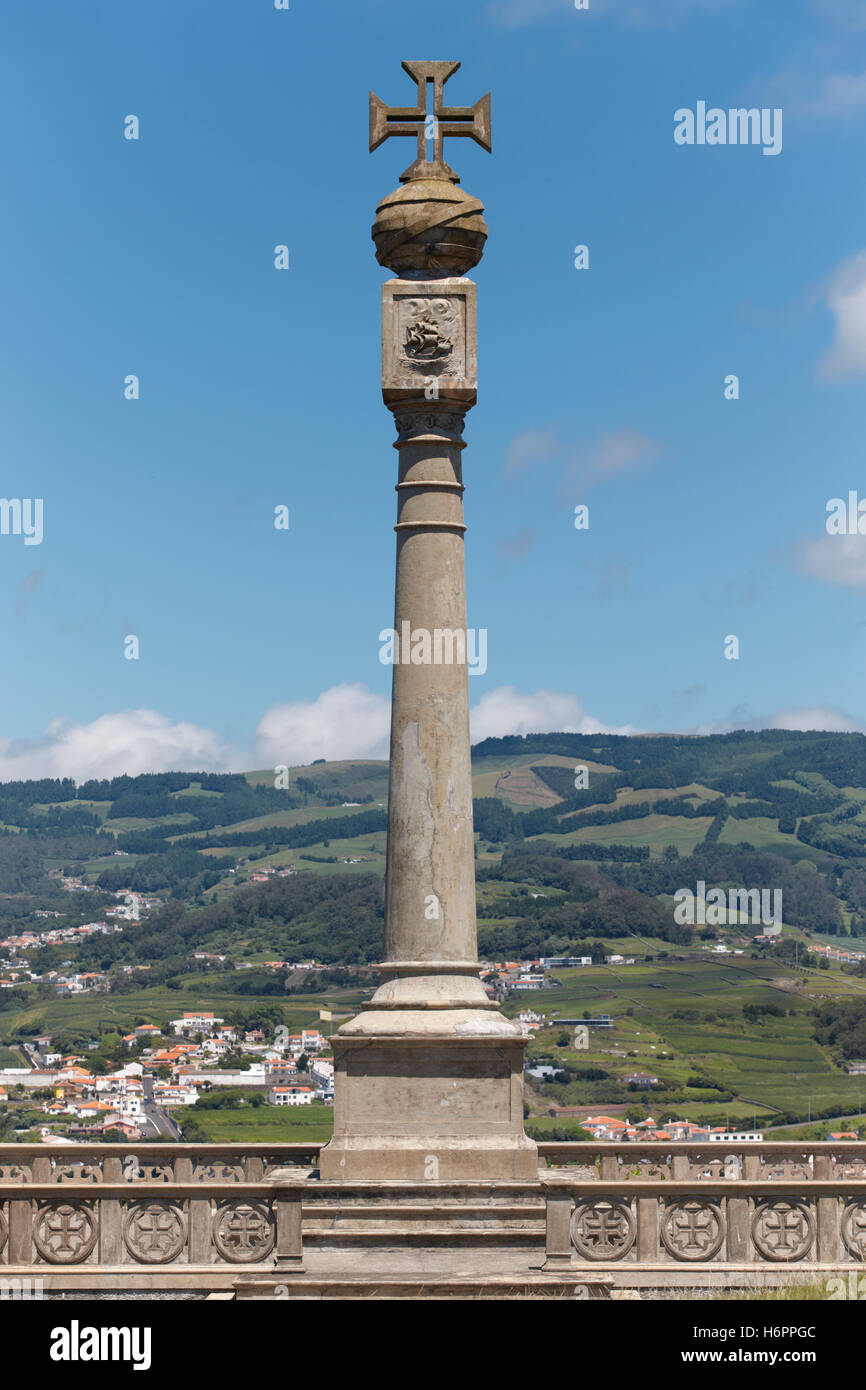 Gedenksäule in Monte Brasil. Agra Heroismo. Terceira. Azoren. Vertikal Stockfoto