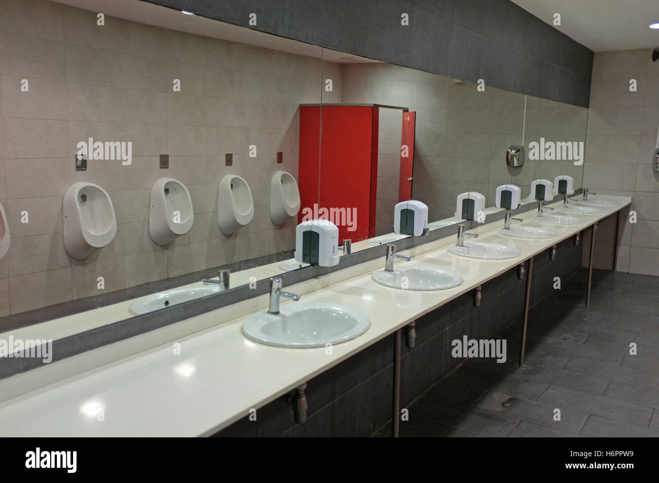 Die Herren-Toilette im Flughafen von Palma, Mallorca Stockfoto