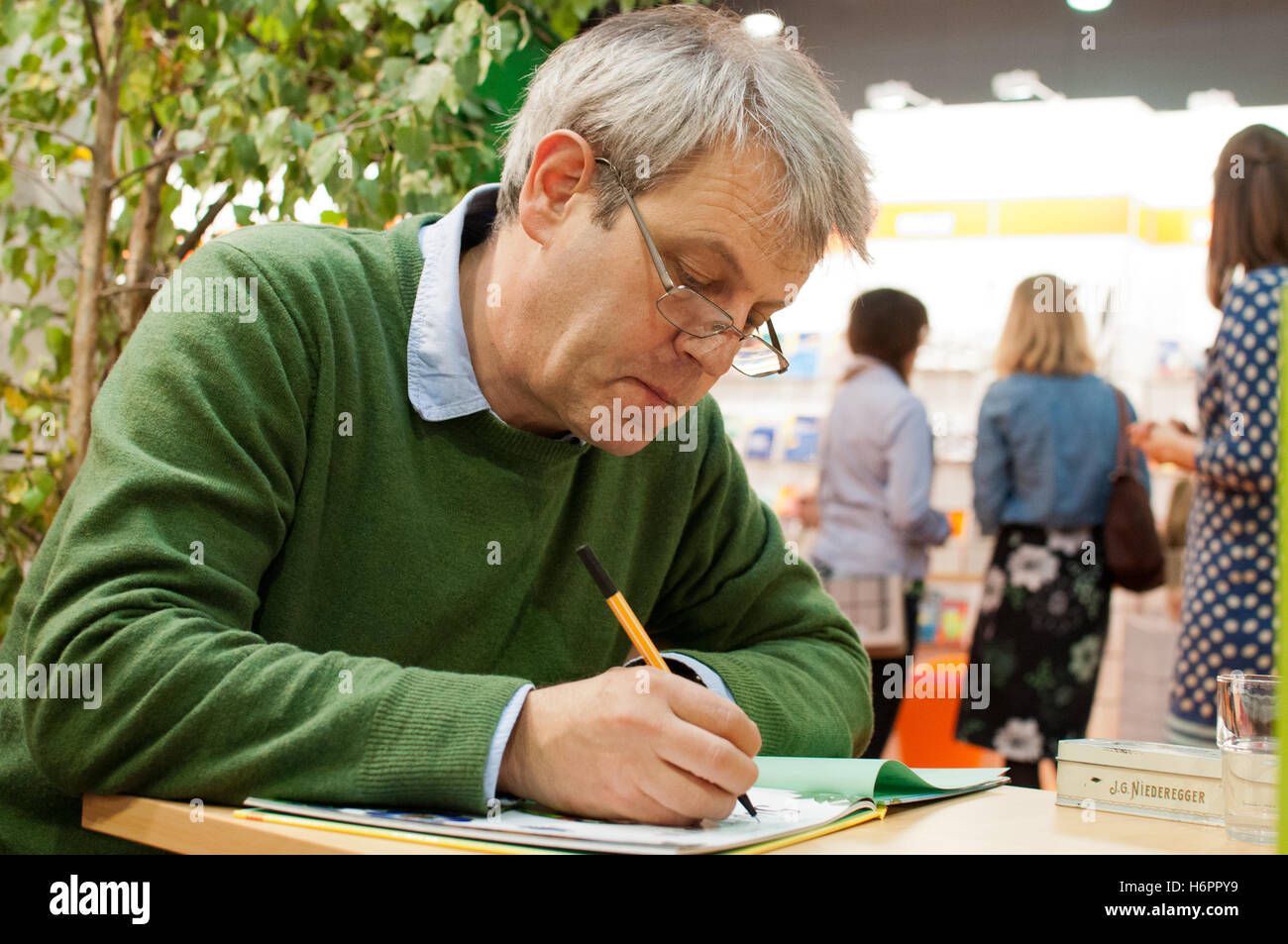 Illustrator Axel Scheffler (The Gruffalo) präsentiert und signiert sein neueste Werk "Superworm", Frankfurter Buchmesse 2012 Stockfoto