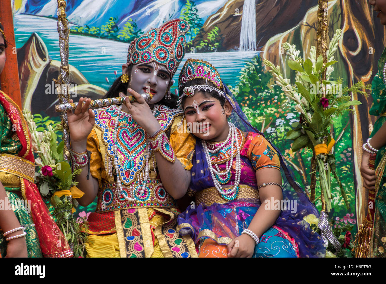 Kinder geben sich als Lord Krishna und Radha anlässlich Iskcon Rath Yatra in Kolkata, Indien. Stockfoto Kinder geben sich als Lord Krishna und Radha anlässlich Iskcon Rath Yatra in Kolkata, Indien. Stockfoto