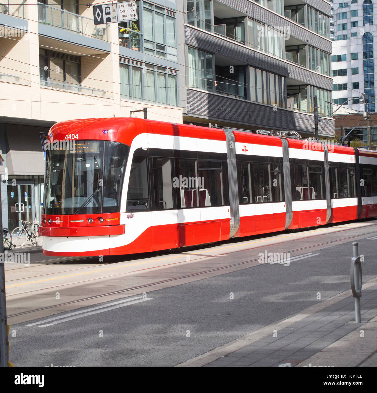 Fexity Outlook Toronto Straßenbahn auf der King Street in Toronto, Ontario, Kanada Stockfoto