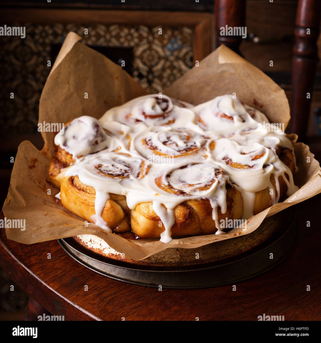 Zimtschnecken mit Frischkäse-Glasur Stockfoto