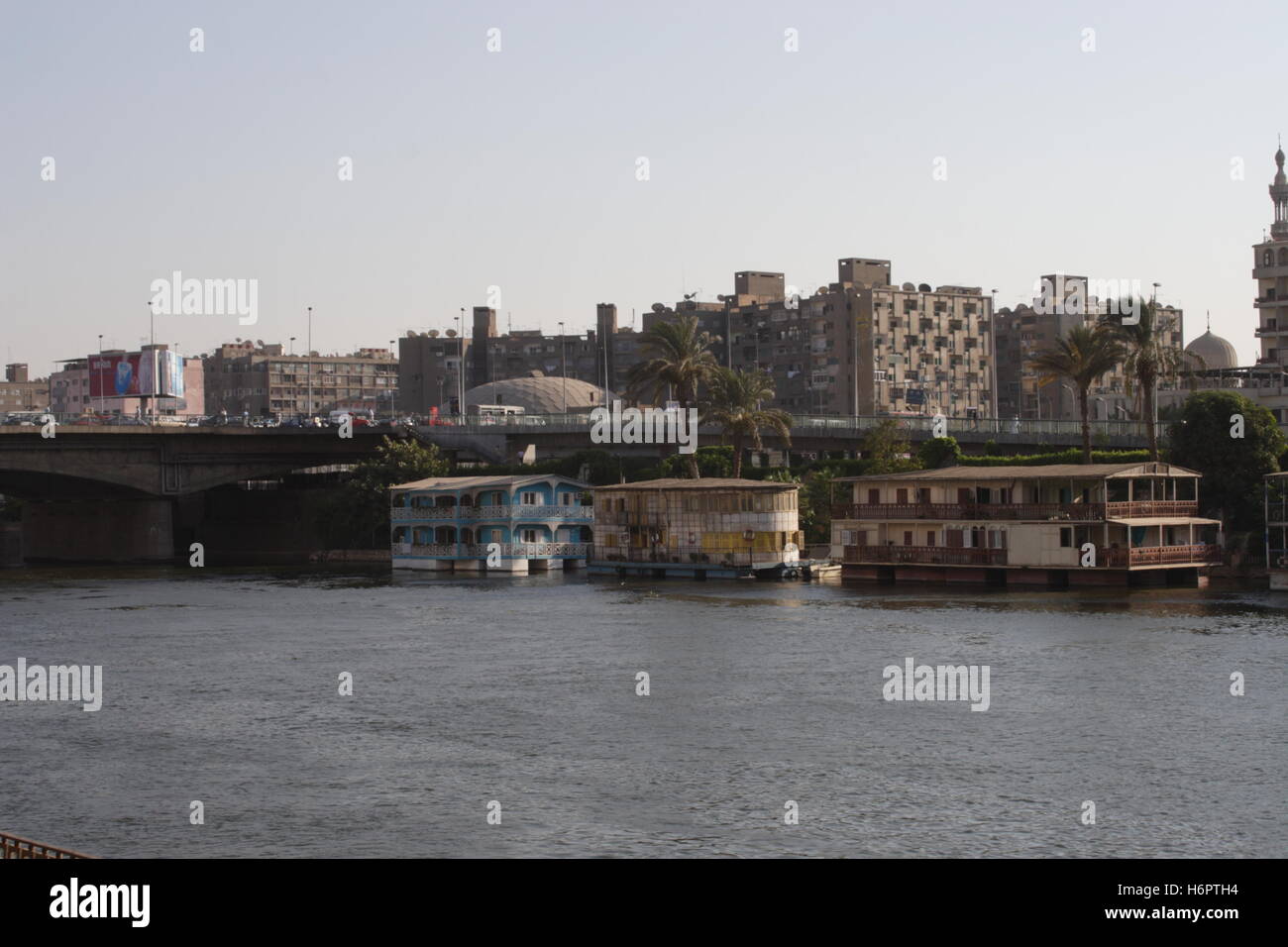 Einen Überblick über den Nil in Kairo, der Dahabiat oder Boote zeigen, wo Menschen verbringen den Sommer Stockfoto