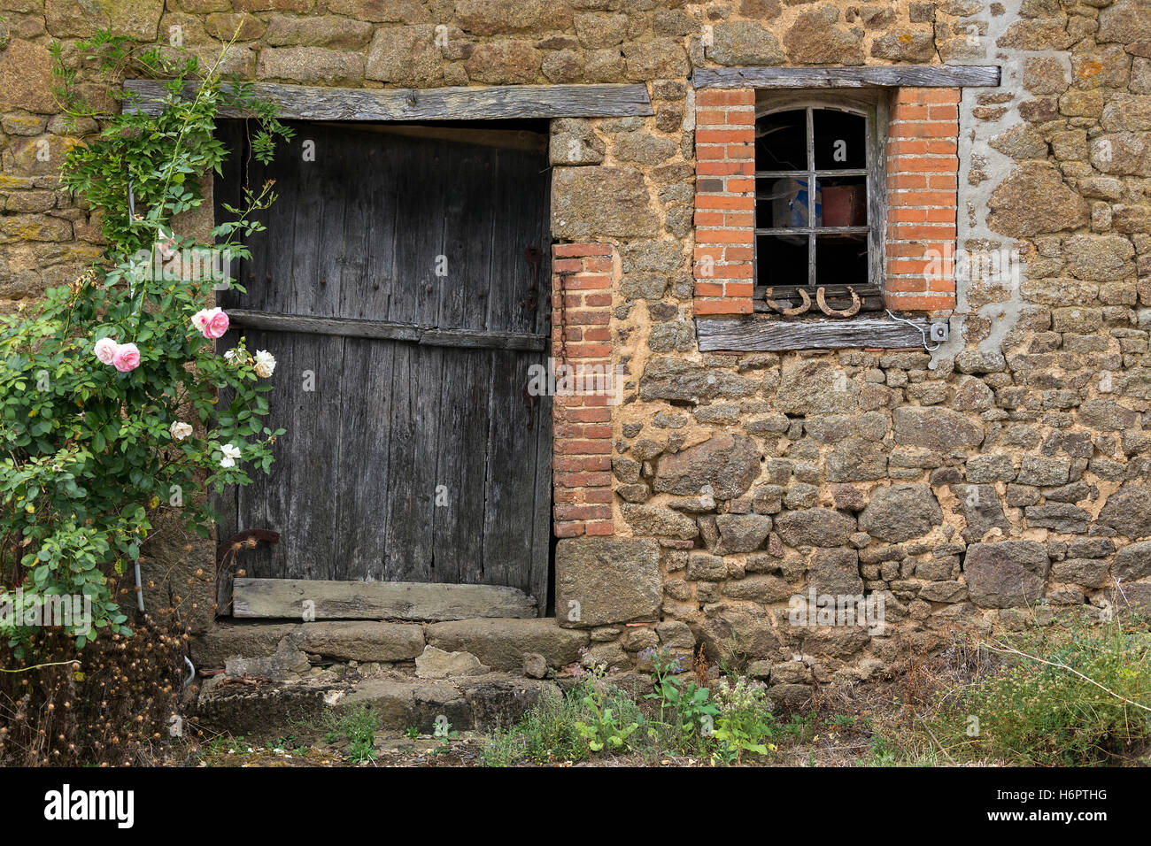 Fassade eines alten landwirtschaftlichen Gebäudes in Nordfrankreich. Stockfoto